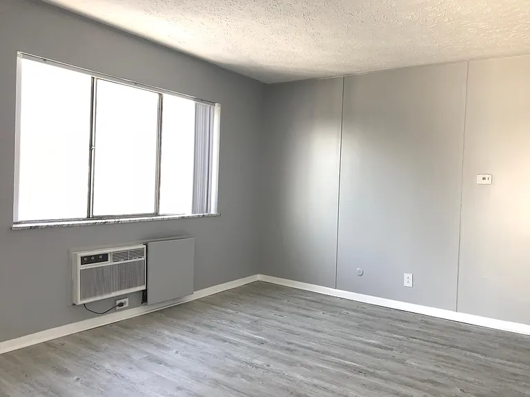 727 W Riverview Ave #401 — Photo 13