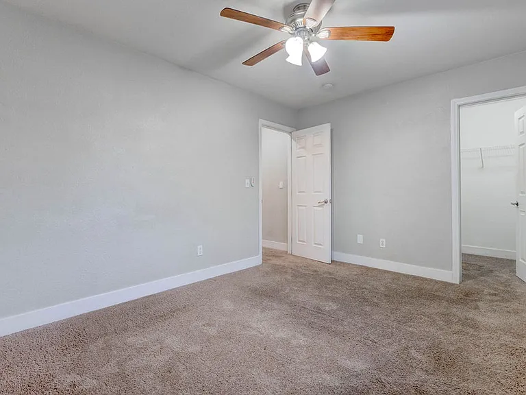 6469 Abbey Door Ct — Photo 11