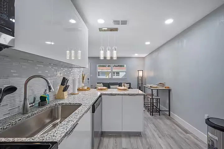 4313 W Woodlawn Ave — Photo 6