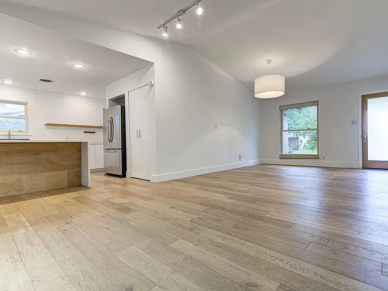 2704 Nottingham Ln — Photo 6