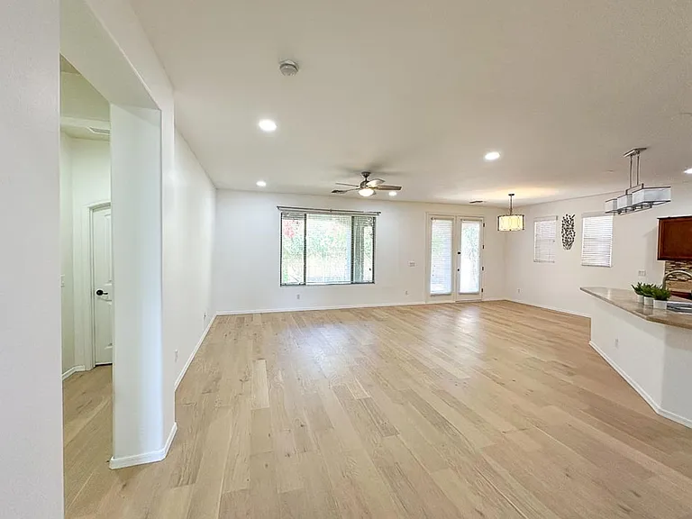122 W Aster Dr — Photo 5
