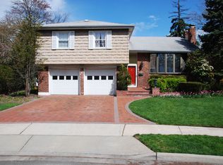 4 Eden Ct, Valley Stream, NY 11581