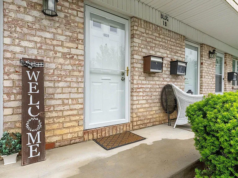 1809 Silver Ct — Photo 2