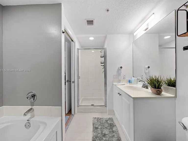 18100 N Bay Rd #308 — Photo 5