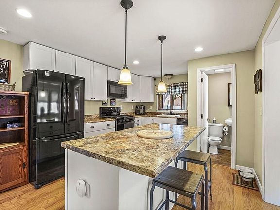 2nd image of 34 Sargent St