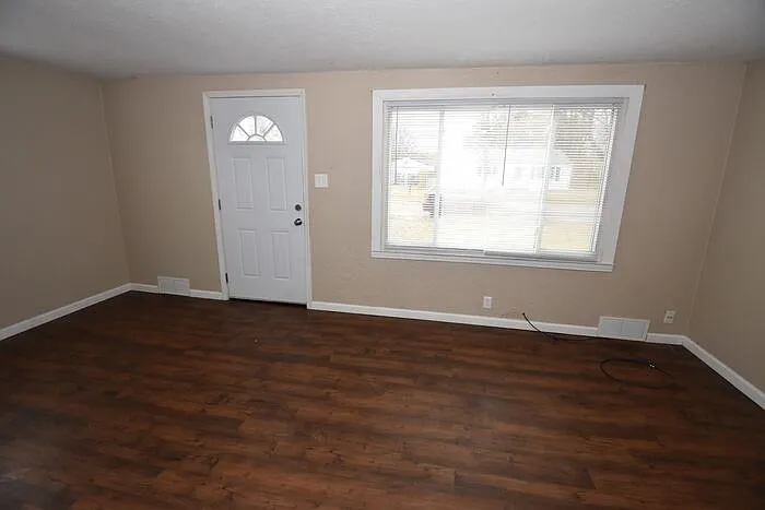 1326 Eastbrook Dr — Photo 2
