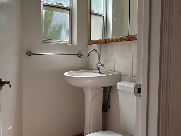 221 S Commonwealth Ave — Photo 6