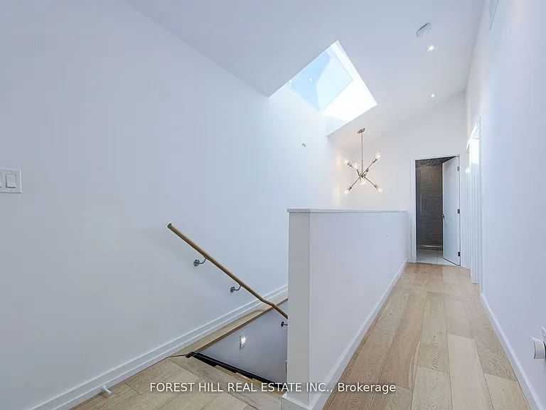 257 Manor Rd E — Photo 19