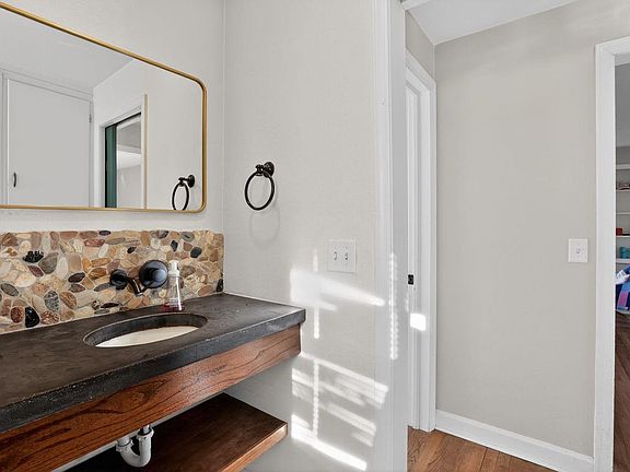 4th image of 1429 Macarthur Road