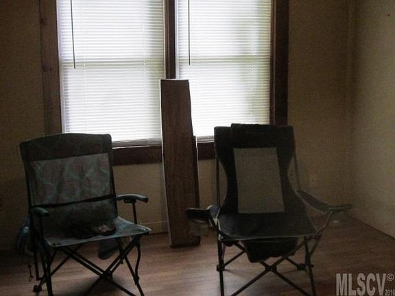 4th image of 221 Hickory St