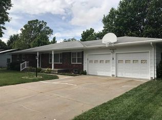 921 Grandview Ave, Newton, KS 67114