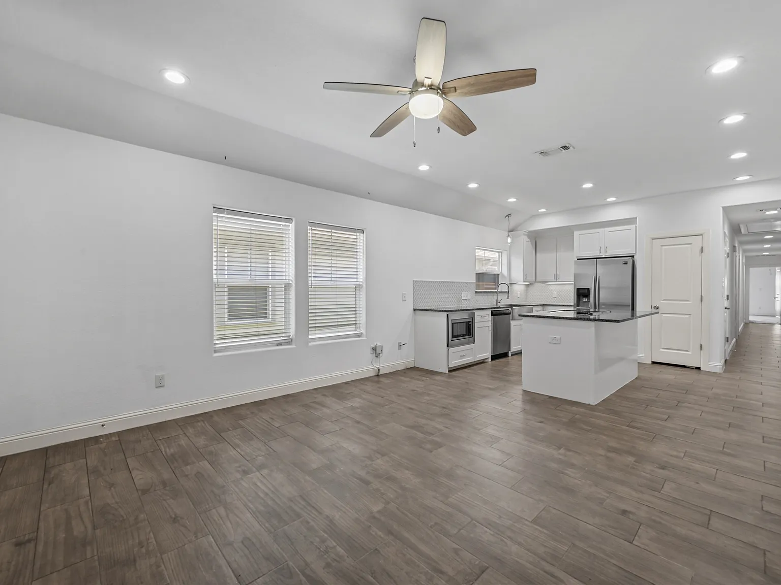607 E Carter St — Photo 2