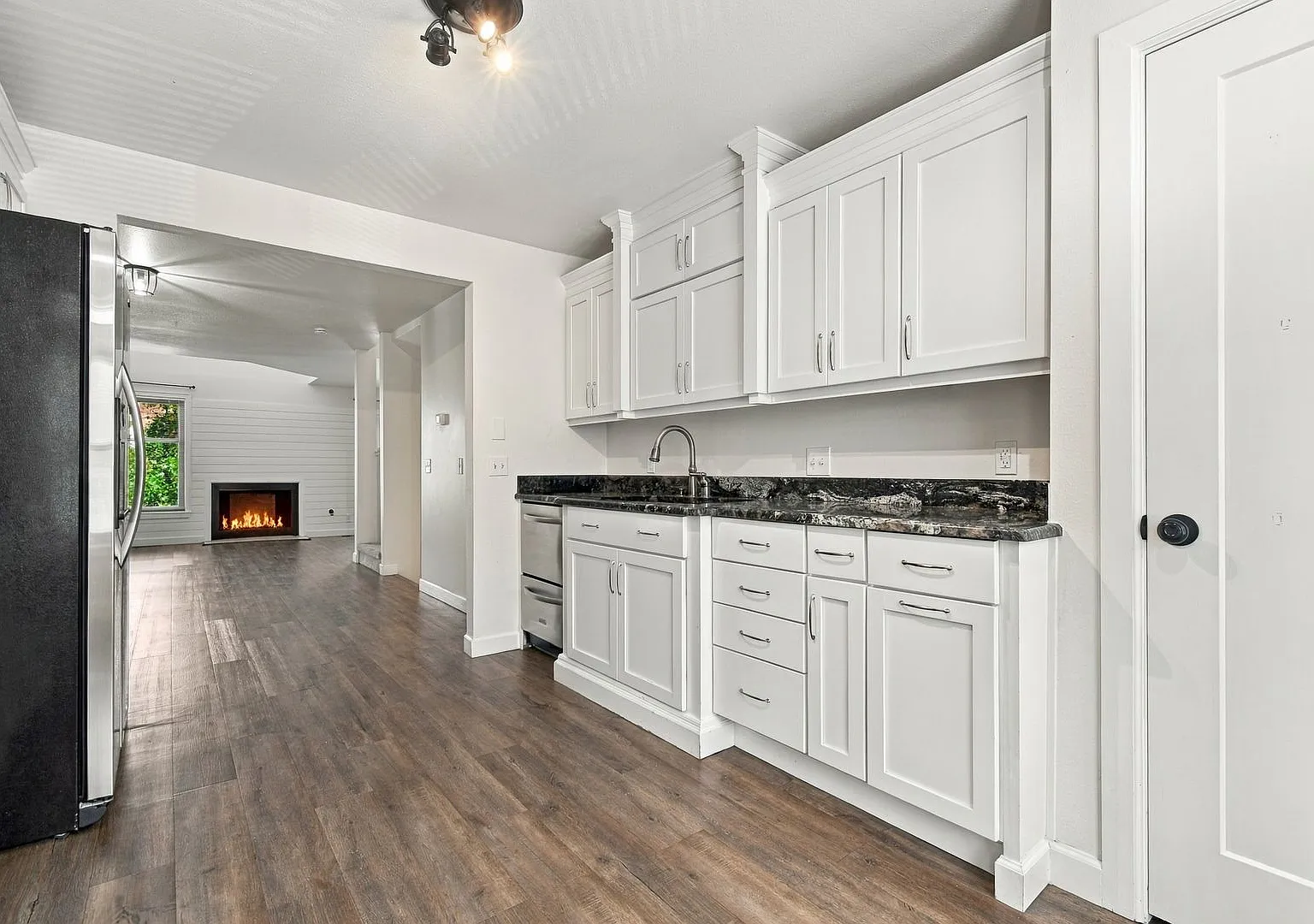 2 Bedroom, 2.5 Bath Walking Distance From the Riverside Trails and Downtown! — Photo 4