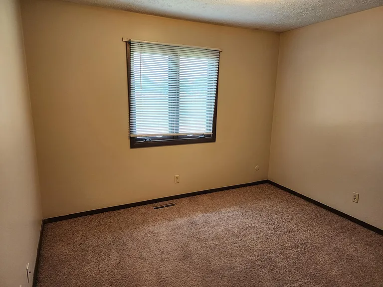 2402 Cottage St — Photo 4