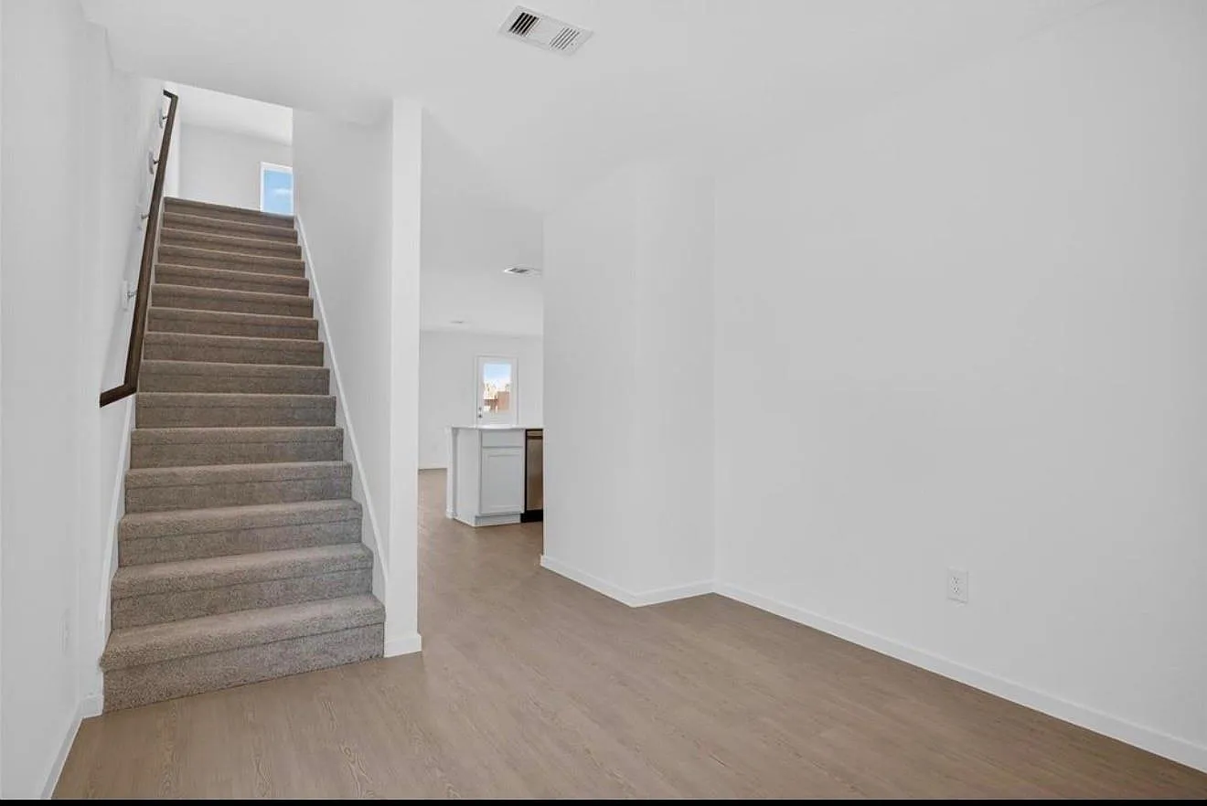 4 bed, 2.5 bath, 2280 sqft, $1,950 — Photo 4