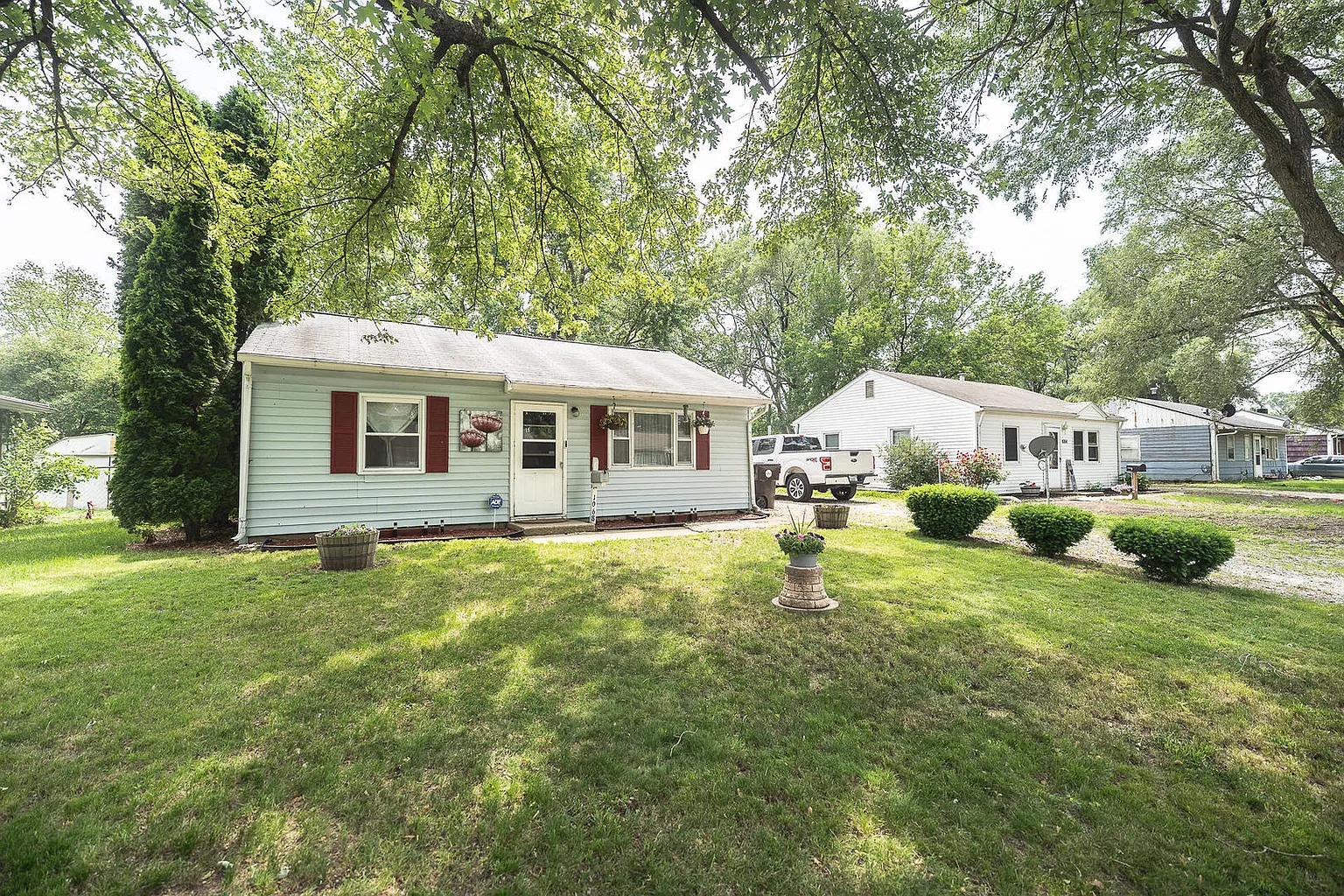 1068 Eastview Dr photo 1