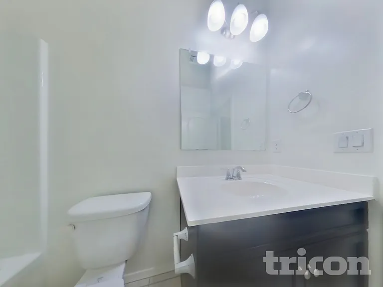 29300 W Clarendon Ave — Photo 15