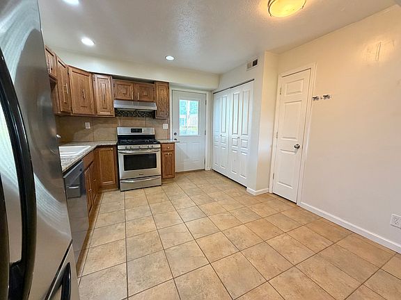 2nd image of 801 Deerfield Rd APT 6