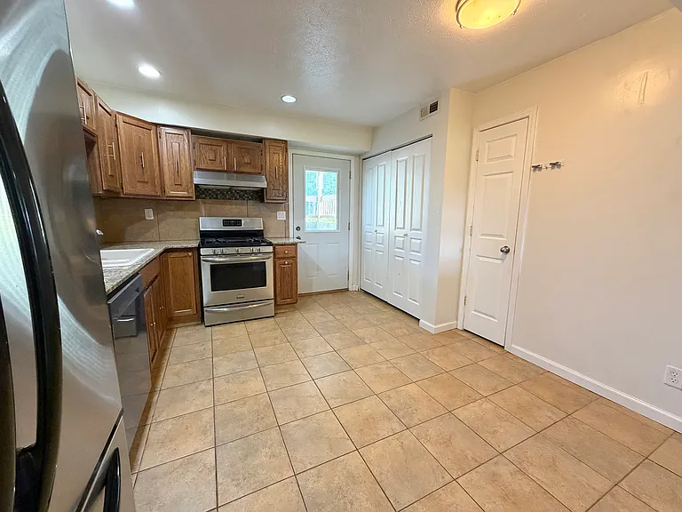 801 Deerfield Rd #6 — Photo 2