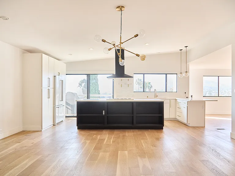 1133 Berkeley Dr — Photo 3