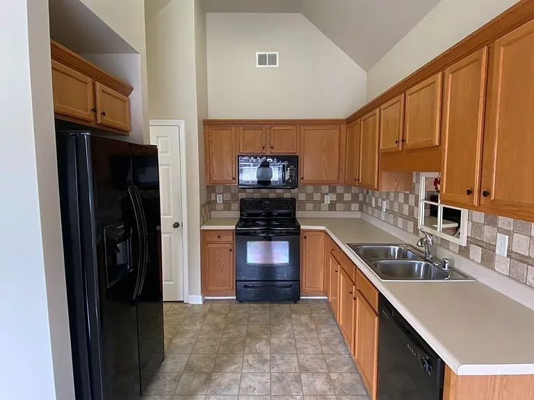 2807 Southwood Ln — Photo 4