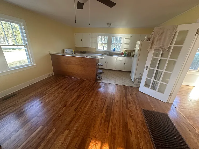 93 W Railroad St #B — Photo 3