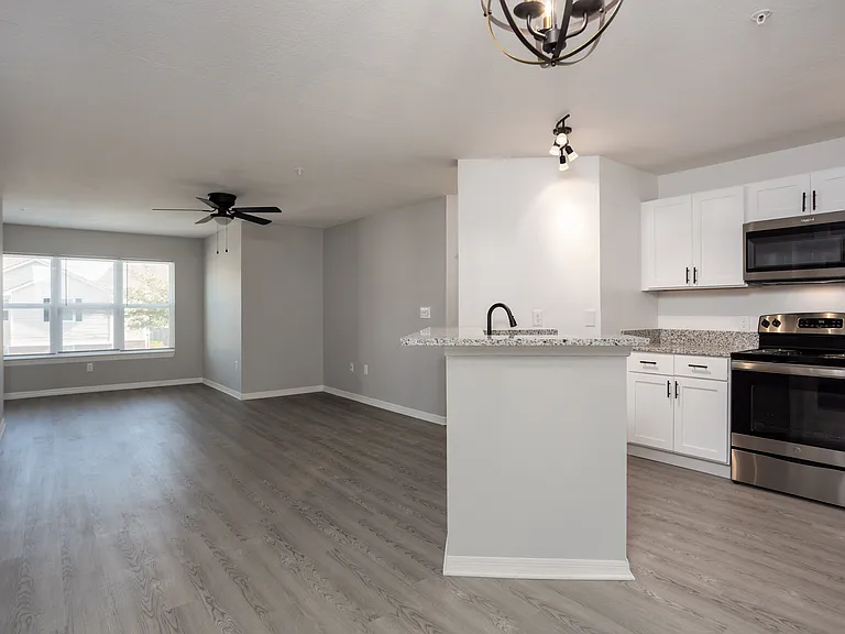 Royal Point Apartments — Photo 7