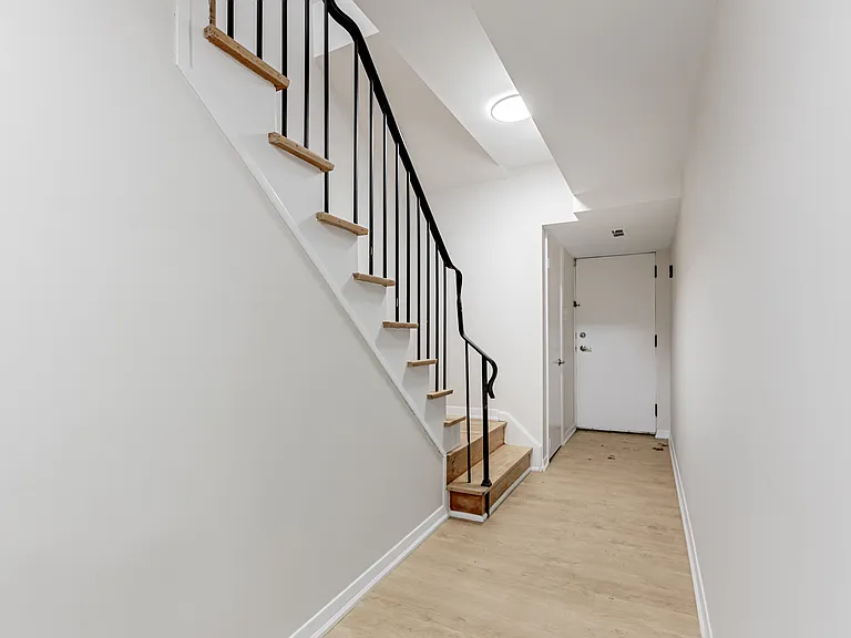 207 Davisville Ave — Photo 15