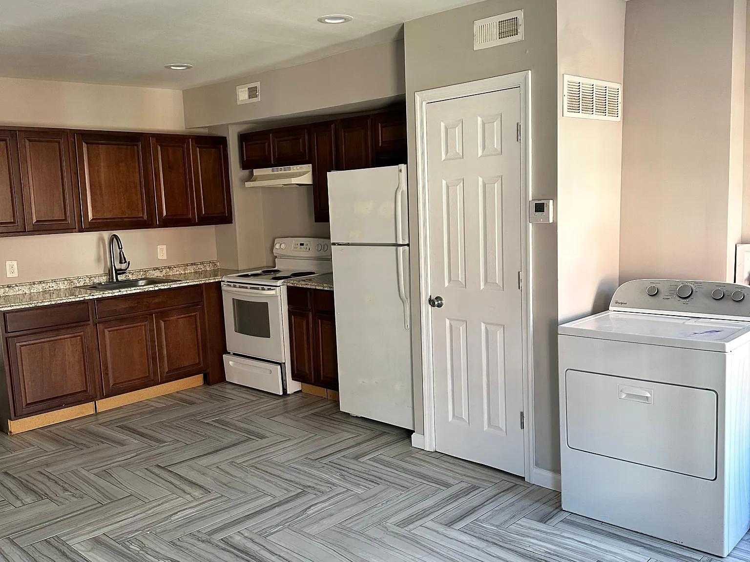 3 bed, 1400 sqft, $1,595 — Photo 2