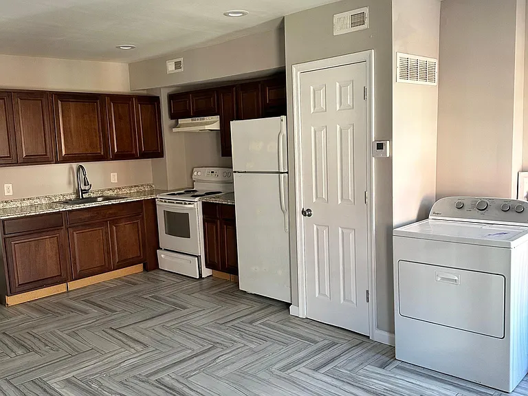 1610 W Stiles St #2 — Photo 2