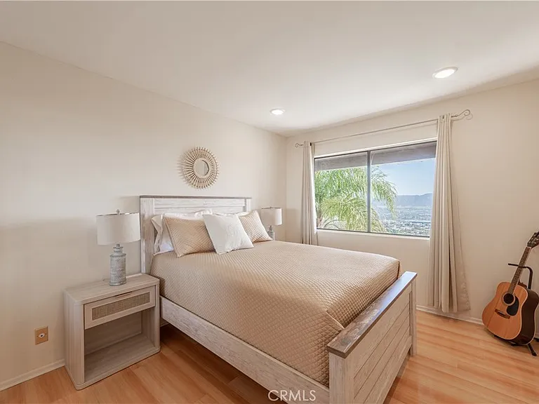 1350 E Tujunga Ave — Photo 27