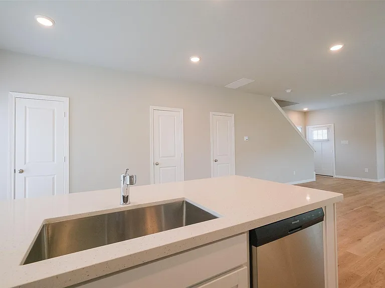 6434 New York St — Photo 8