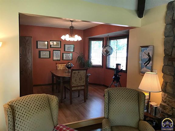 3rd image of 2929 SE Meadowview Dr