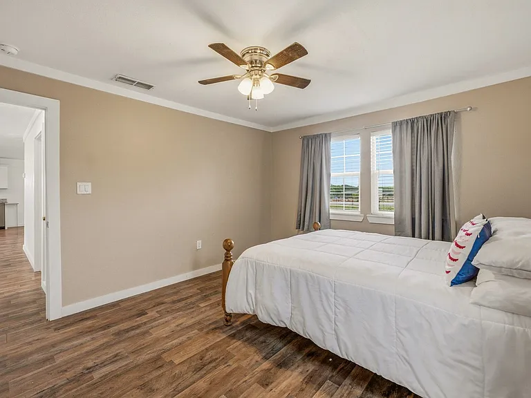 25263 N US Highway 281 — Photo 11
