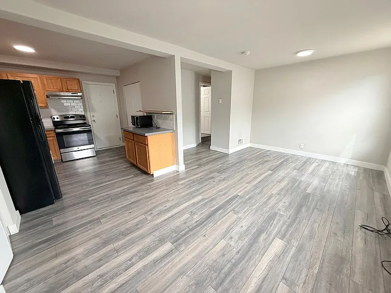 Farrah Apartments: 1 & 2 Bedroom Renovated Units — Photo 27
