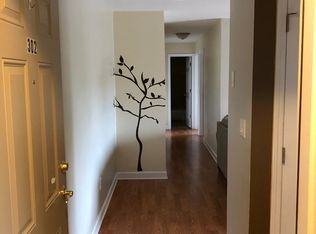 941 Old Indian Trl APT 302, Aurora, IL 60506