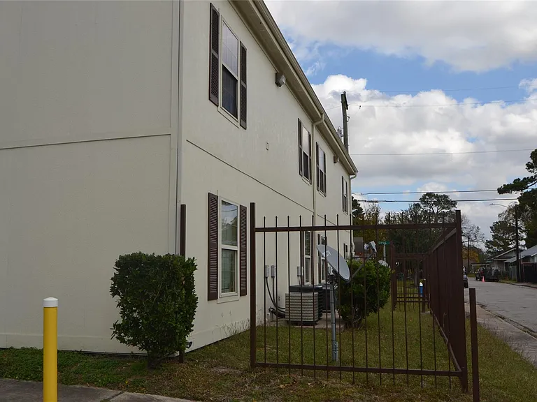 304 Dell Ct #6 — Photo 7