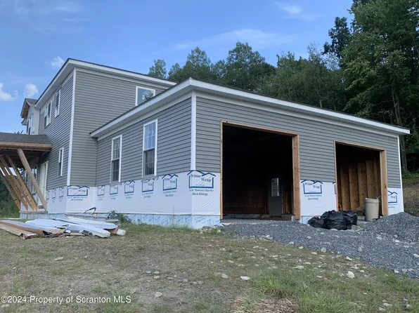 105 Black Walnut Dr, Olyphant, PA 18447