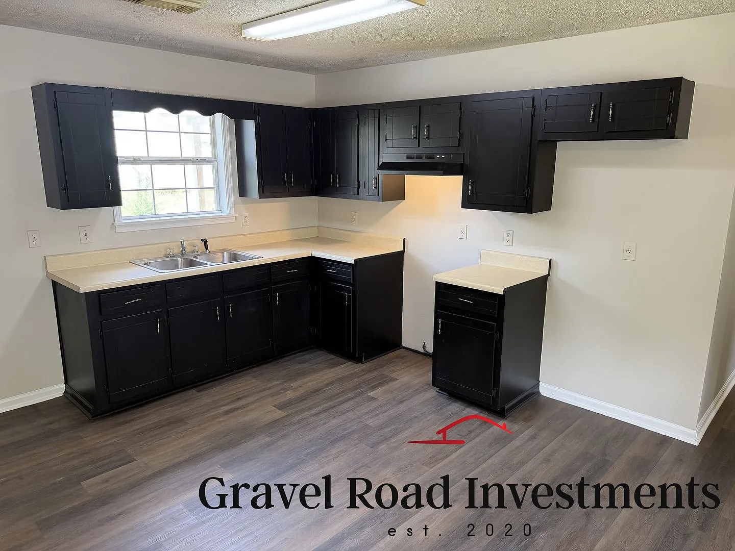 Freshly Updated 3 Bedroom, 1 Bathroom Home — Photo 2