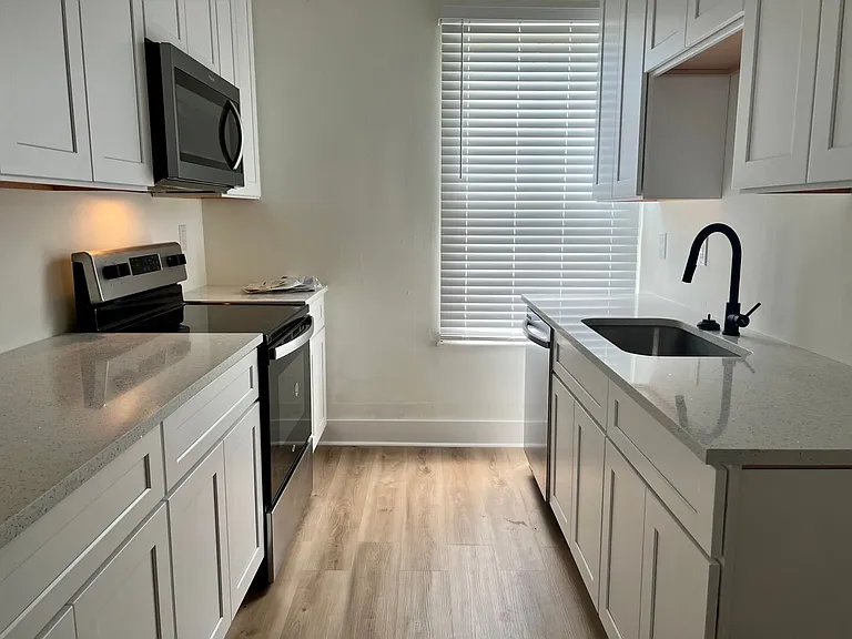 30 Sanford St — Photo 1