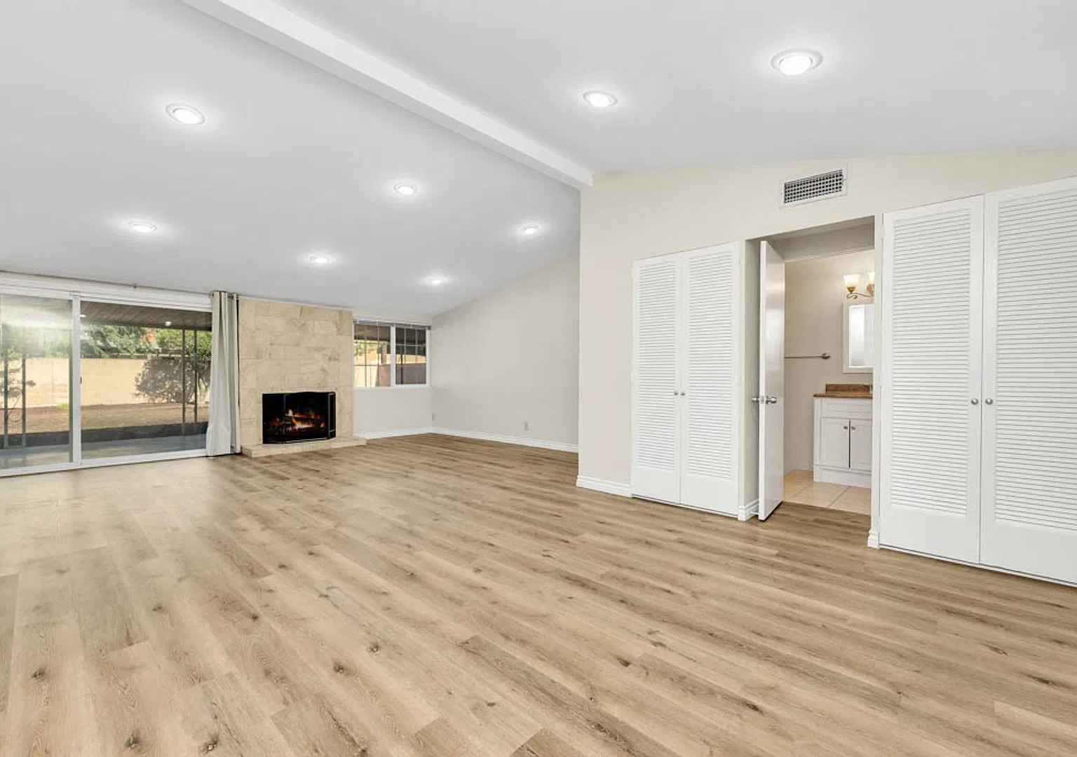 Beautiful home located in the heart of Winnetka — Photo 4
