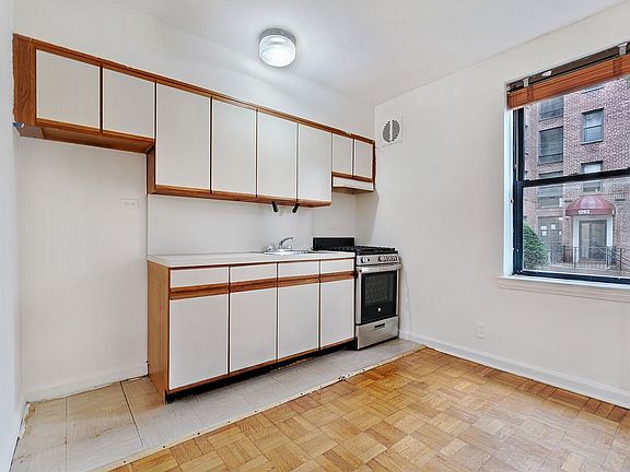 4th image of 1275 E 5th St APT 1A