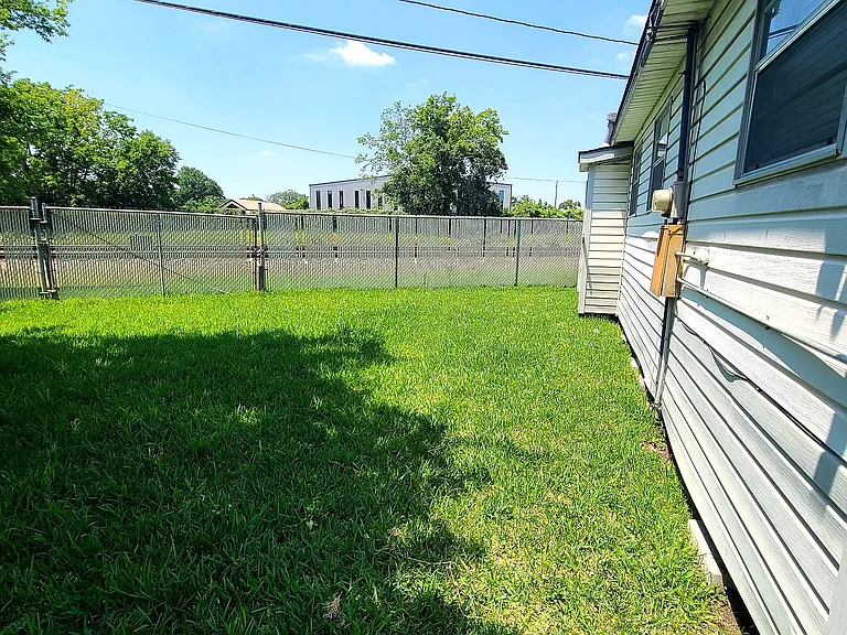 1626 Miles St — Photo 36
