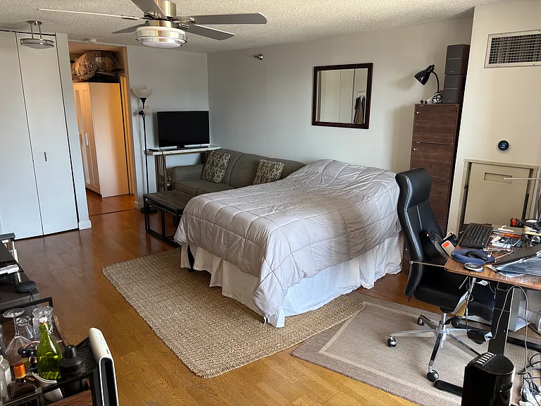 111 W Maple St #1912 — Photo 4