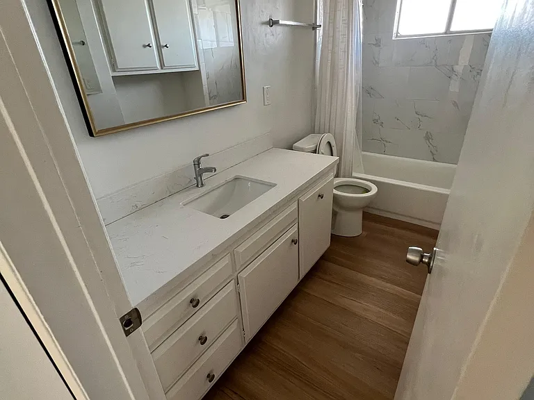 592 N Wilson Ave #7 — Photo 8