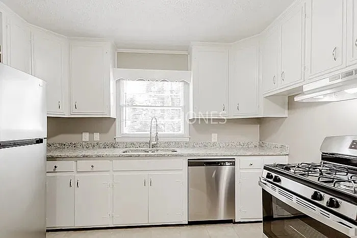 3 bed, 2.0 bath, 1226 sqft, $1,425 — Photo 2