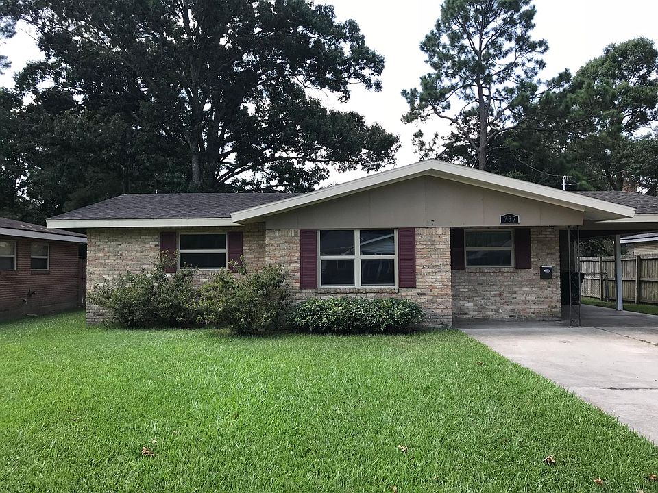 Front of house
Double carport