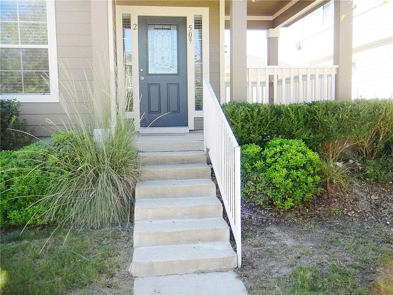 509-2 N Cascades Ave — Photo 2