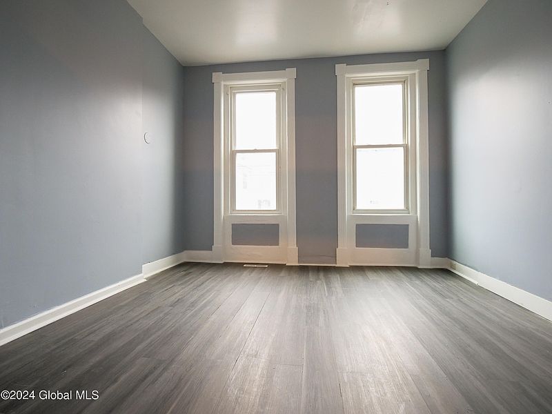 3rd image of 3236 6th Avenue