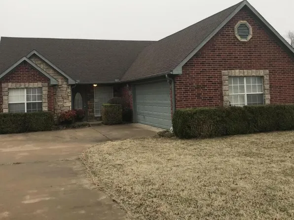 1407 W 11th St, Grove, OK 74344